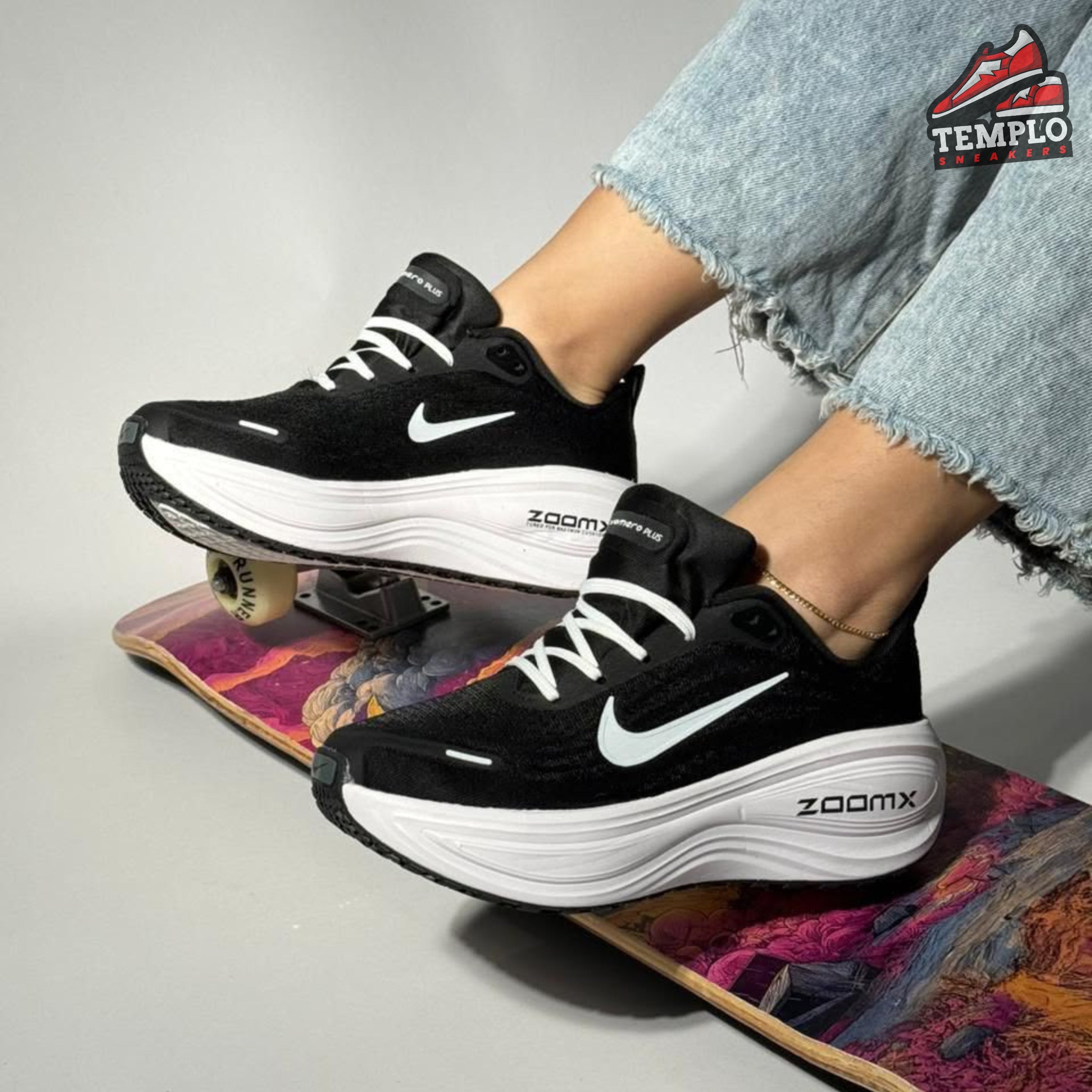NIKE VOMERO NEGRA BLANCA