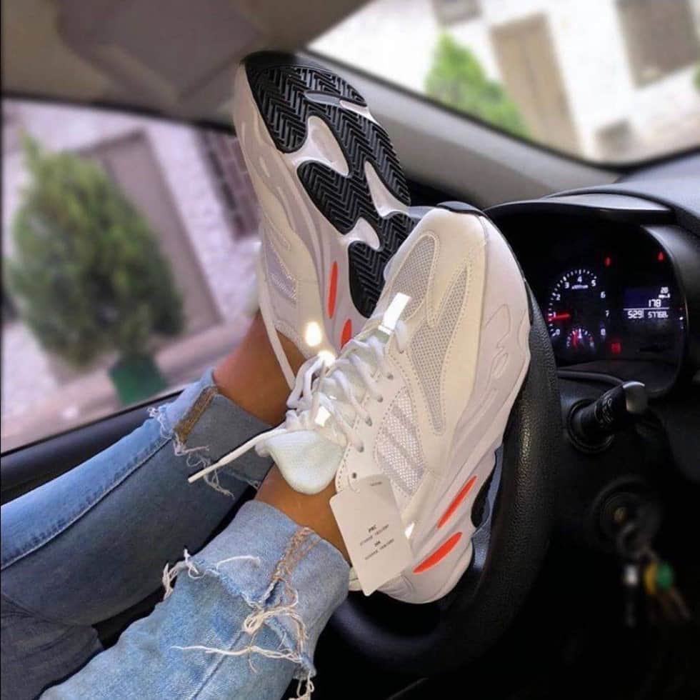 YEEZY 700 BLANCA Templo Sneakers