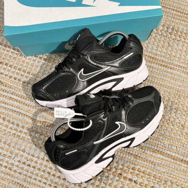 NIKE VOMERO NEGRA BLANCA