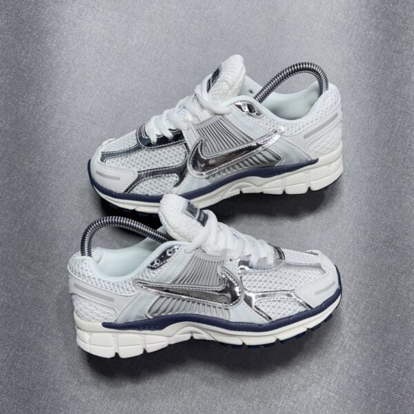 NIKE VOMERO BLANCA PLATEADA