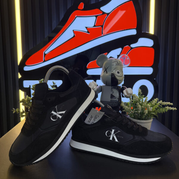 CALVIN KLEIN NEGRA BLANCA