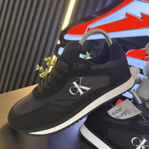 CALVIN KLEIN NEGRA BLANCA