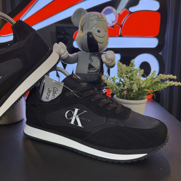 CALVIN KLEIN NEGRA BLANCA