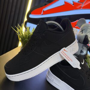 NIKE AF1 NEGRA BLANCA GAMUZA