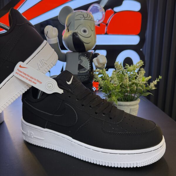 NIKE AF1 NEGRA BLANCA GAMUZA
