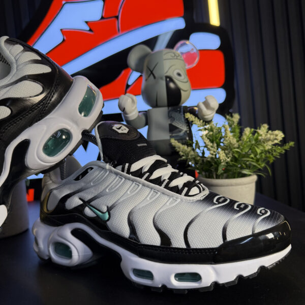 NIKE TN BLANCA NEGRA V