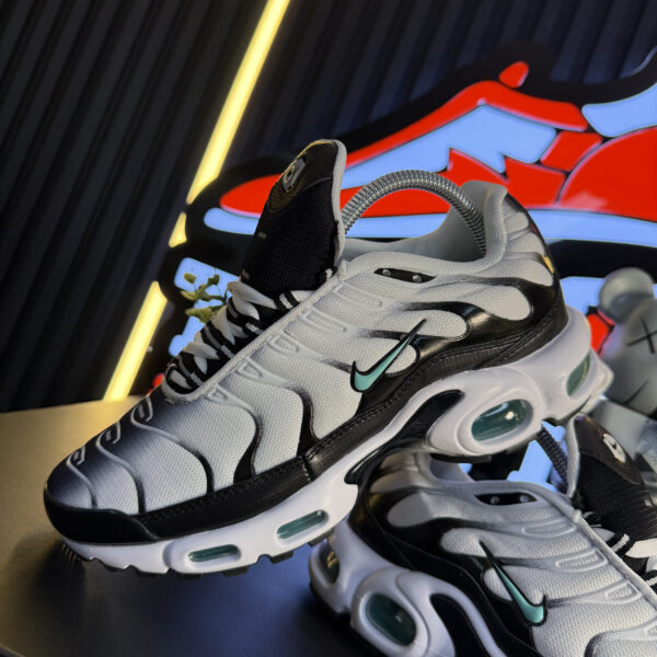 NIKE TN BLANCA NEGRA V