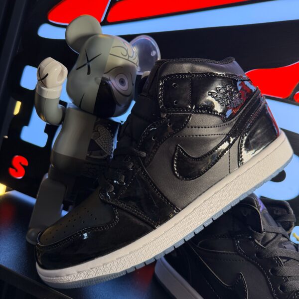 JORDAN RETRO 1 BOTA NEGRA BLANCA CHAROL