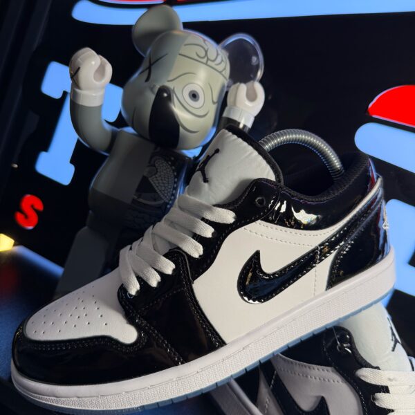 JORDAN RETRO 1 NEGRA BLANCA CHAROL