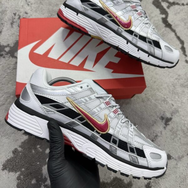 NIKE P6000 PLATEADO ROJO