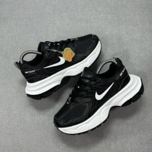 NIKE SKATE NEGRA BLANCA