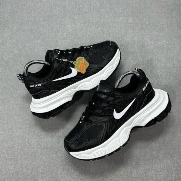 NIKE SKATE NEGRA BLANCA