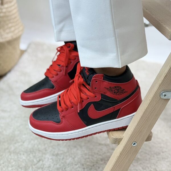 JORDAN RETRO 1 BOTA ROJA NEGRA