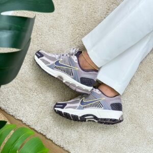 NIKE VOMERO PLATEADA MORADO