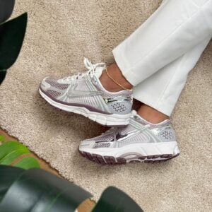 NIKE VOMERO PLATEADO UVA