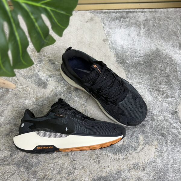 NIKE PEGASUS TRAIL 5 NEGRA NARANJA