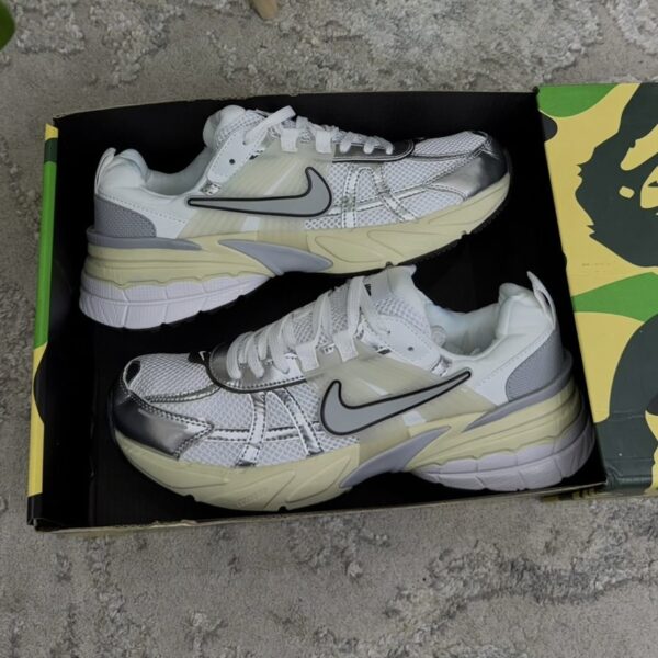 NIKE V2K BEIGE GRIS DAMA Y HOMBRE NIKE V2K BEIGE GRIS