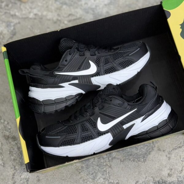 NIKE V2K NEGRA BLANCA