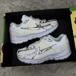 NIKE VOMERO BLANCA PLATEADA DAMA NIKE VOMERO BLANCA PLATEADA