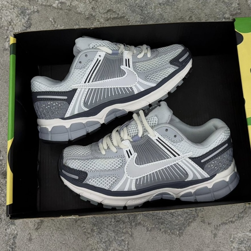 NIKE VOMERO GRIS BLANCA