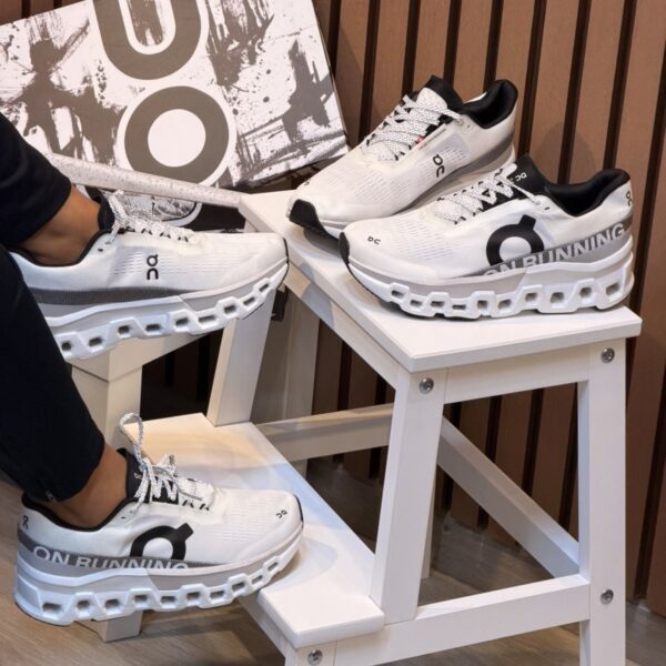 Screenshot ON CLOUD RUNNING BLANCA NEGRA