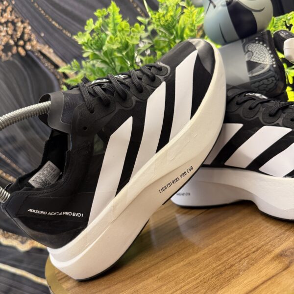 ADIZERO NEGRA BLANCA