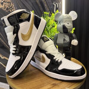 JORDAN RETRO 1 BOTA NEGRA DORADA