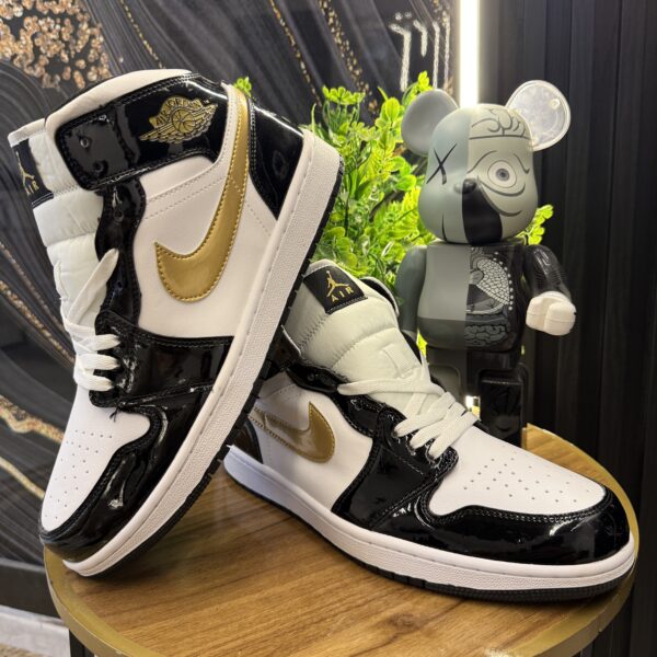 JORDAN RETRO 1 BOTA NEGRA DORADA