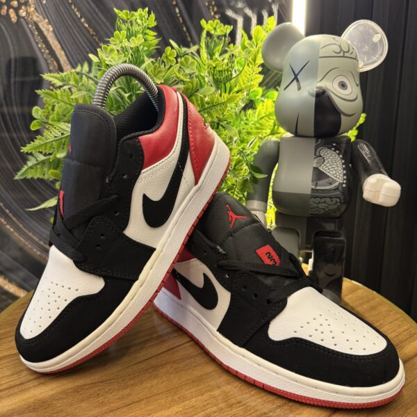 JORDAN RETRO 1 NEGRA ROJA
