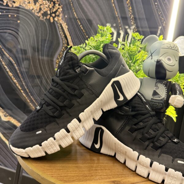 NIKE METCON NEGRA BLANCA